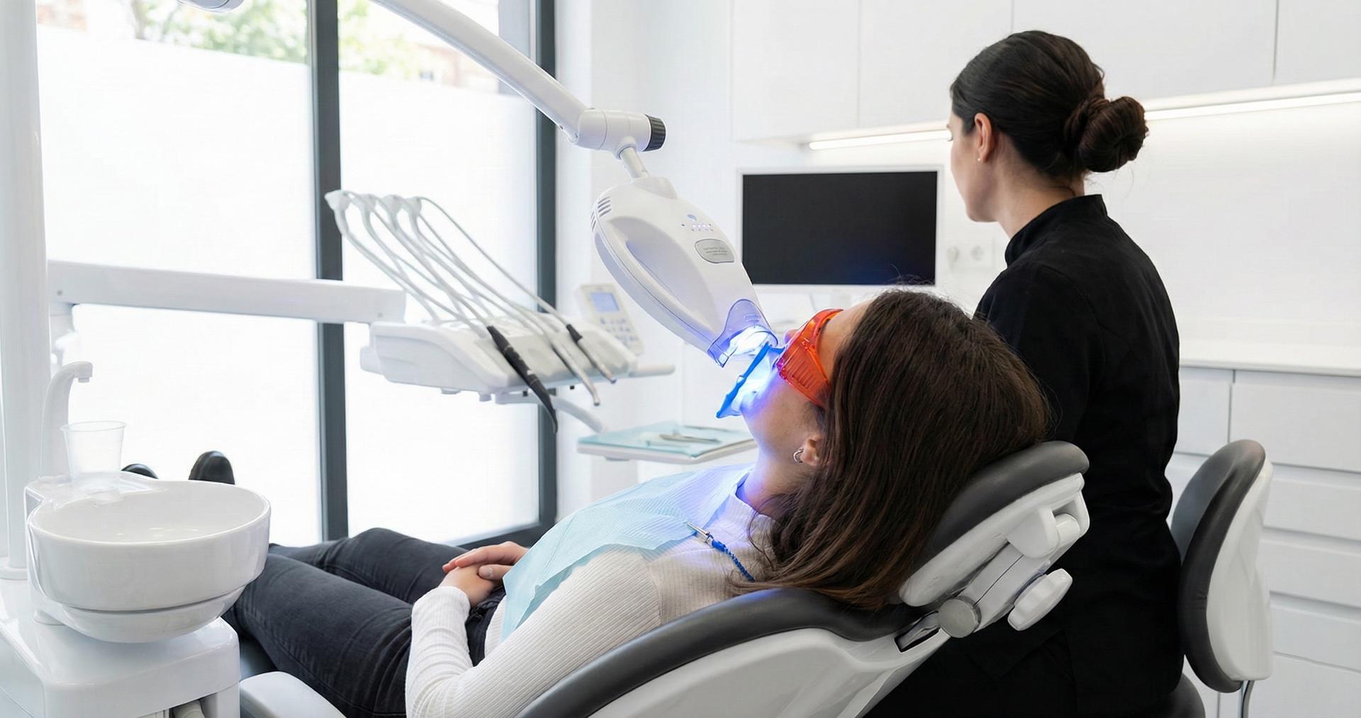 Paciente recibiendo blanqueamiento dental led en clínica Benicalap.