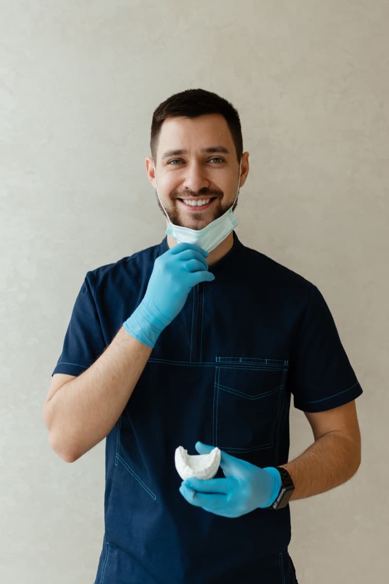 Odontólogo con mascarilla en clínica