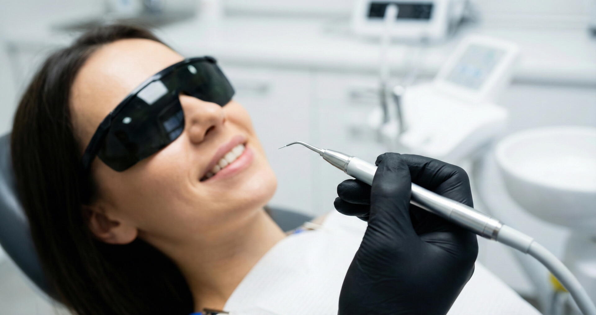 Limpieza dental con ultrasonidos sin dolor en clínica Odéntitus Benicalap.