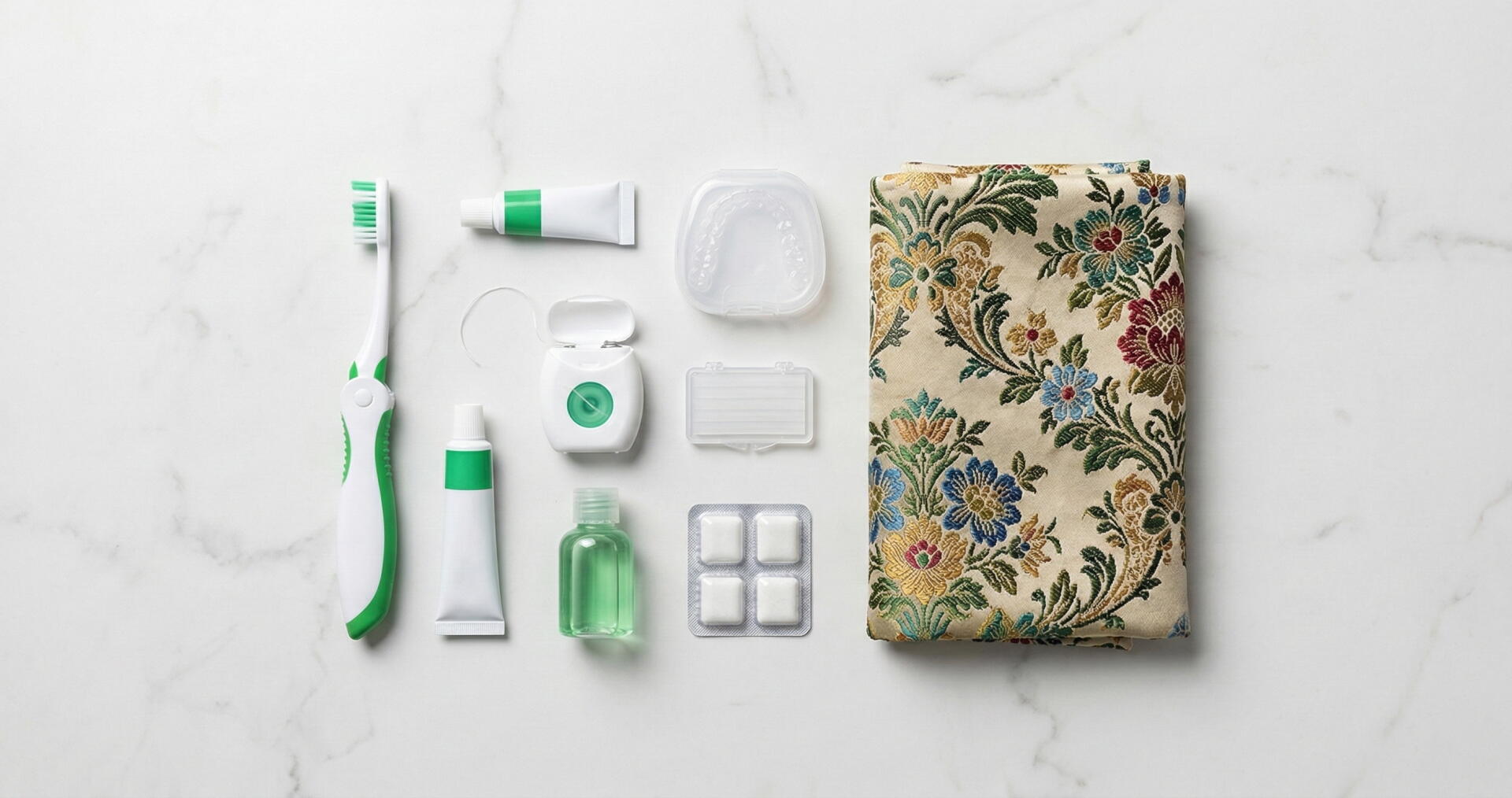 Kit dental de viaje con cepillo plegable, pasta mini, hilo dental y estuche sobre superficie clara