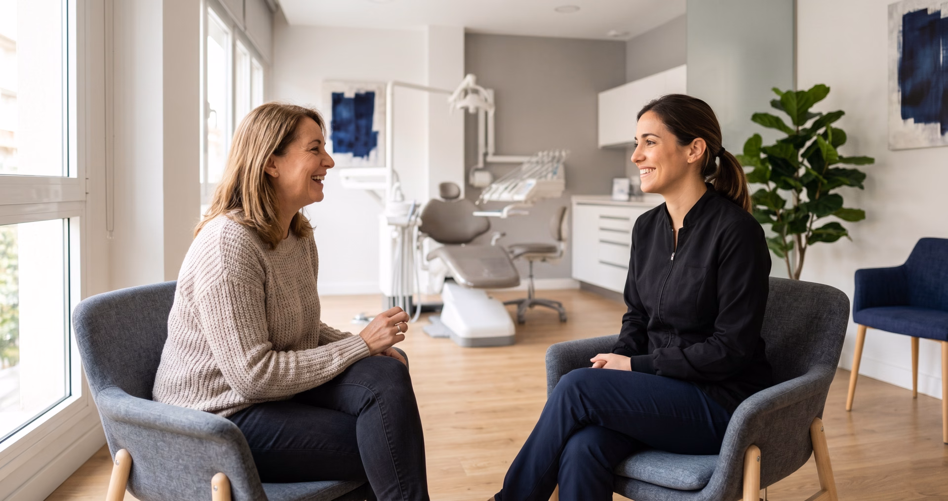 Dentista de confianza en Benicalap conversando de forma cercana con una paciente en la consulta de Odéntitus