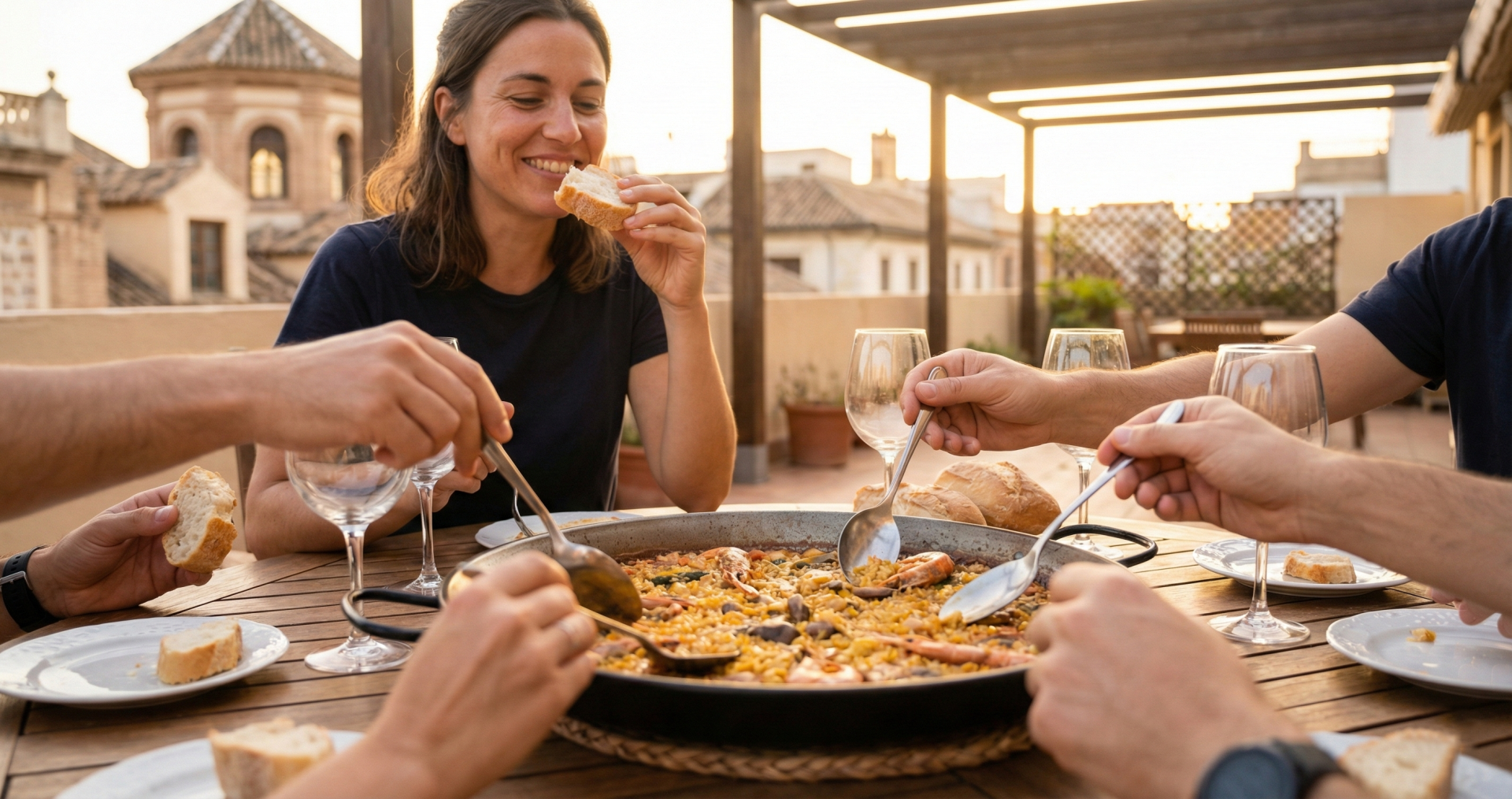 Amigos disfrutando de una paella en Valencia gracias a la comodidad de la ortodoncia invisible.