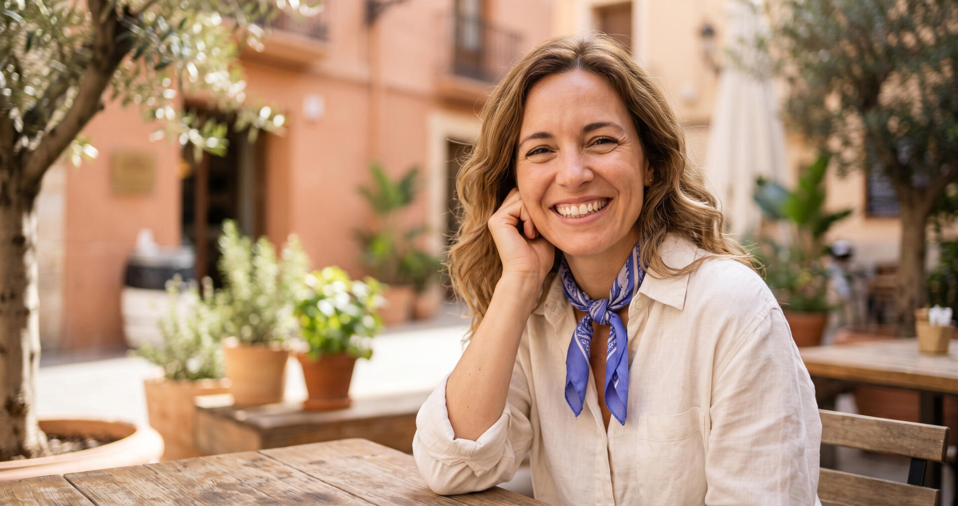 Mujer sonriendo con naturalidad tras unas carillas sin tallado en Valencia